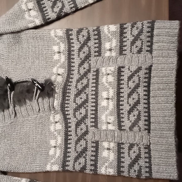 Kenji HandKnit Sweater w Faux Fur Hood and Kangaroo Pocket Size M - Picture 3 of 5